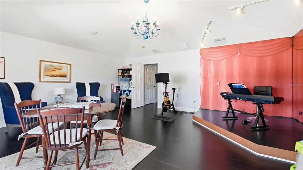 Chandelier, Dining room, Fitness Equipment, Interior, Wood Texture Flooring