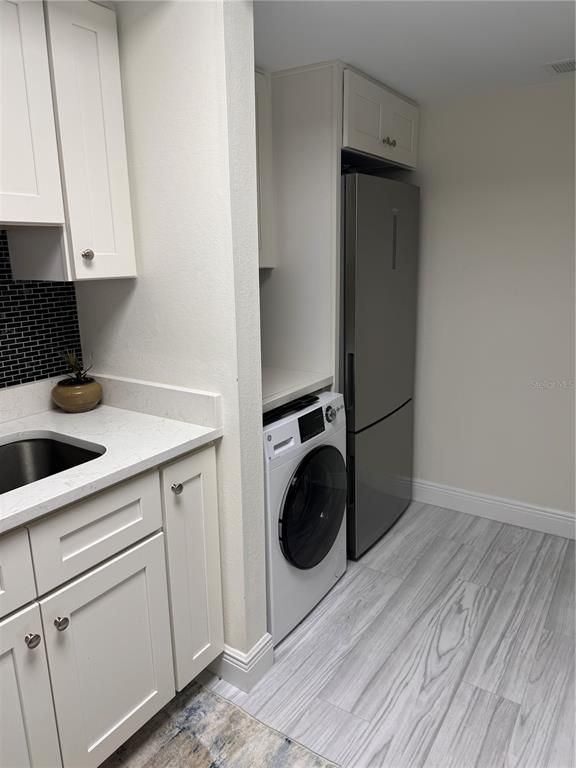 Interior, Washer, Wood Texture Flooring