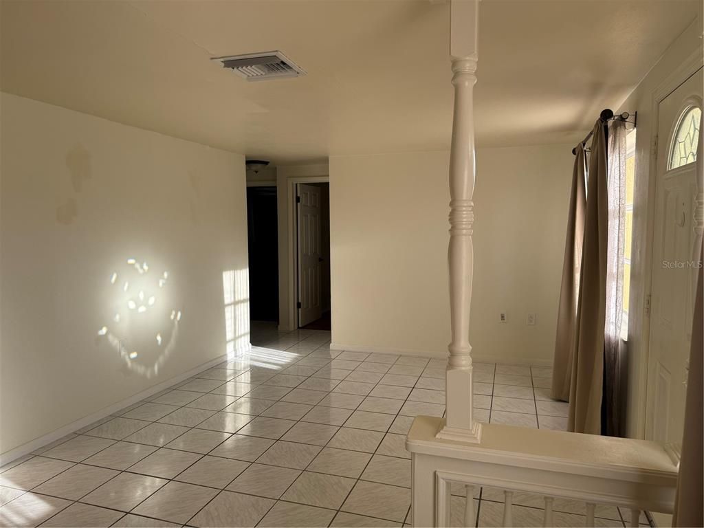 Empty room, Interior