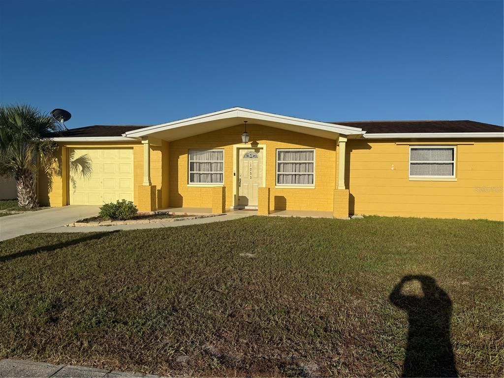 Attached, Exterior, Facade, Ranch