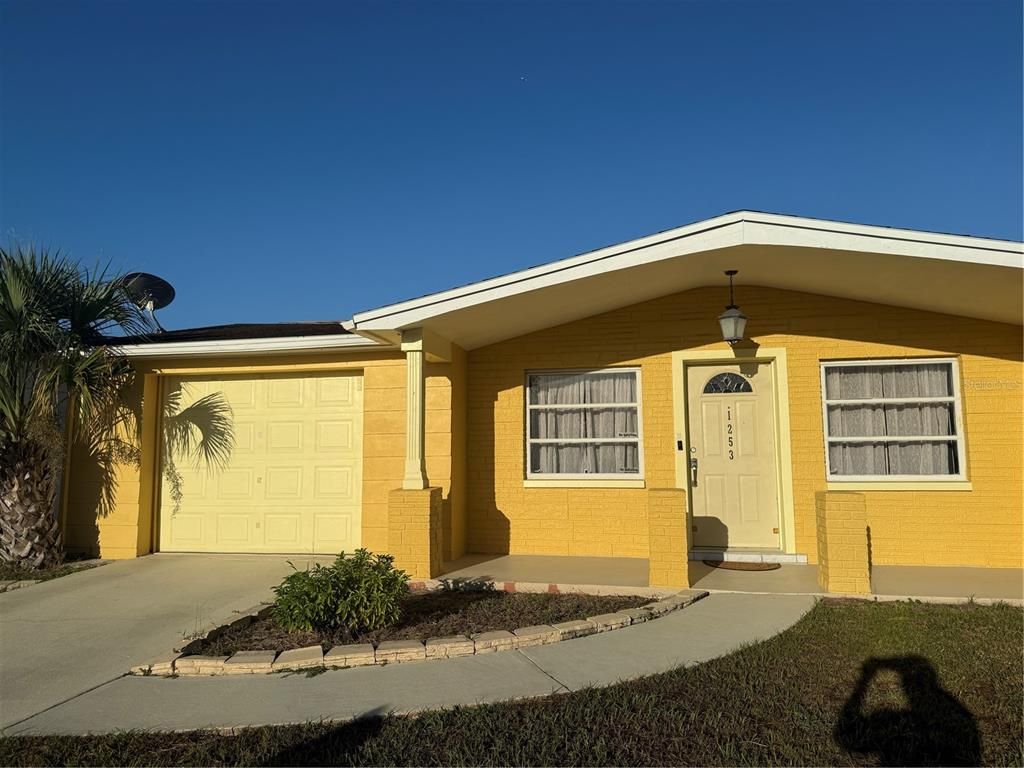 Attached, Exterior, Facade, Ranch