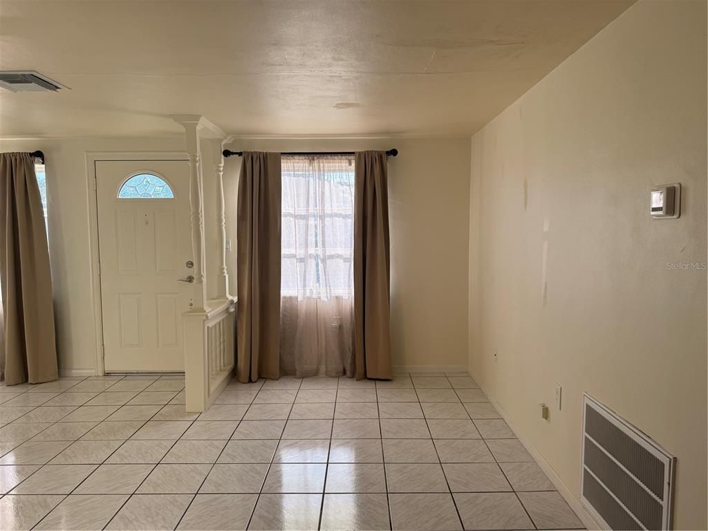 Empty room, Interior