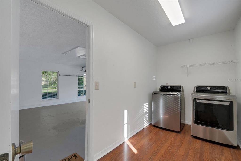 Interior, Washer, Wood Texture Flooring