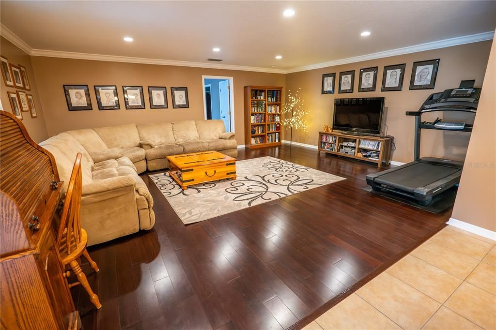 Fitness Equipment, Interior, Living room, Recessed Lighting, Wood Texture Flooring