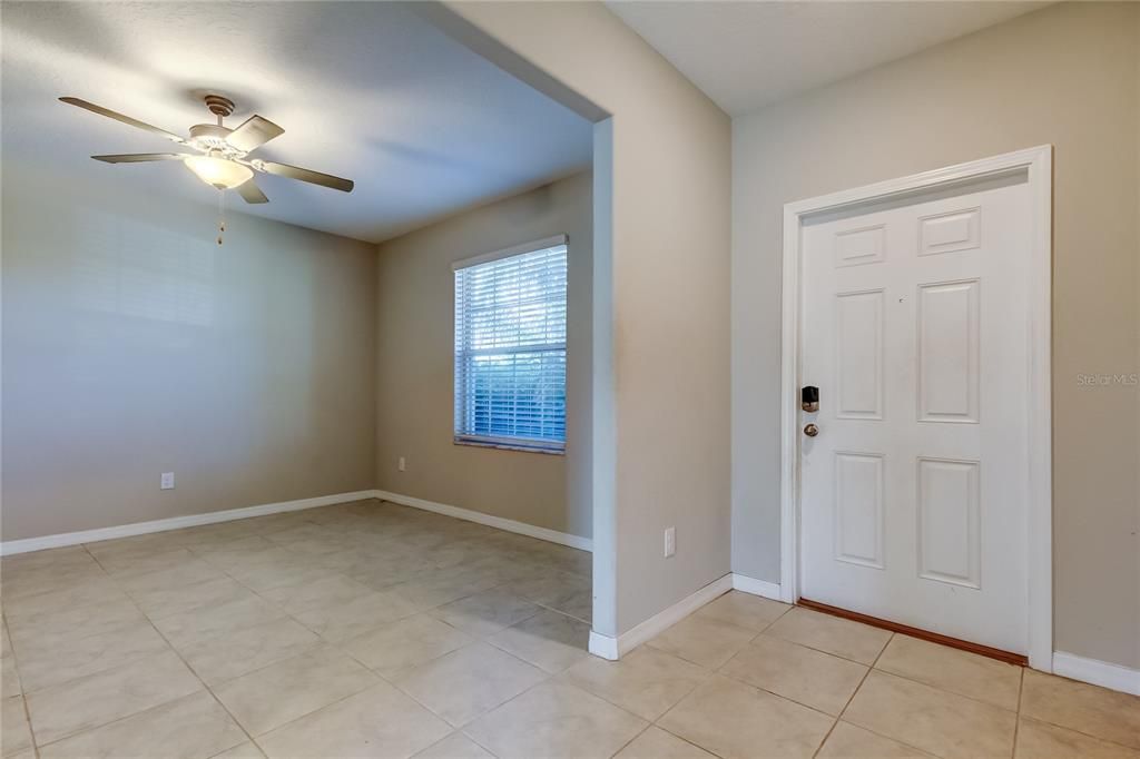 Empty room, Interior