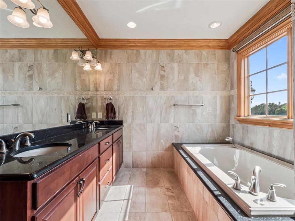 Bathroom, Dual Sink Vanities, Interior, Recessed Lighting