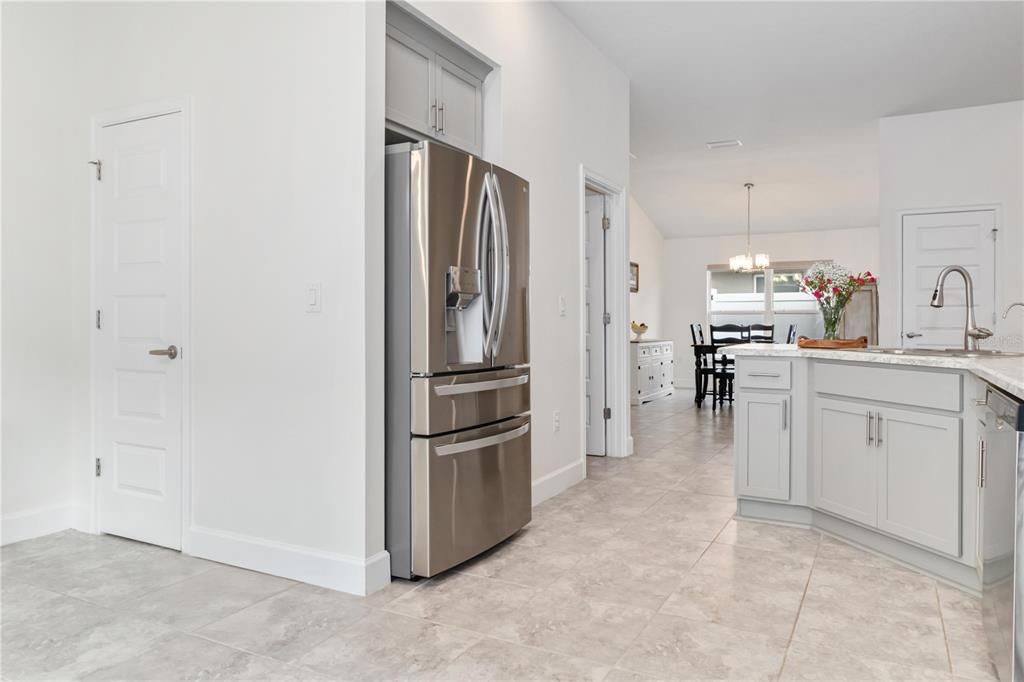 Chandelier, Dining room, Interior, Kitchen, Pendant Lights, Stainless Steel Appliances