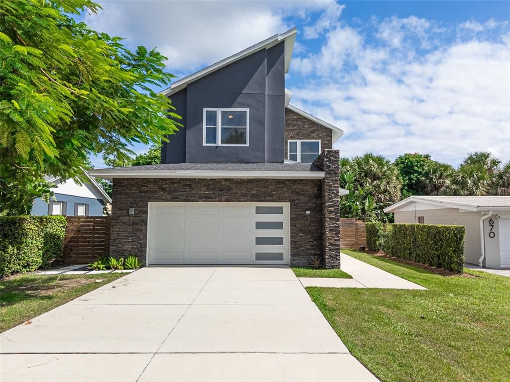 Attached, Exterior, Facade, American Craftsman