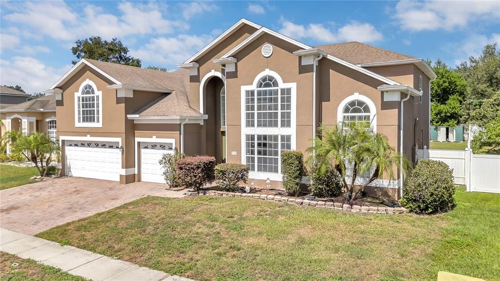 Attached, Exterior, Facade, Brick Traditional