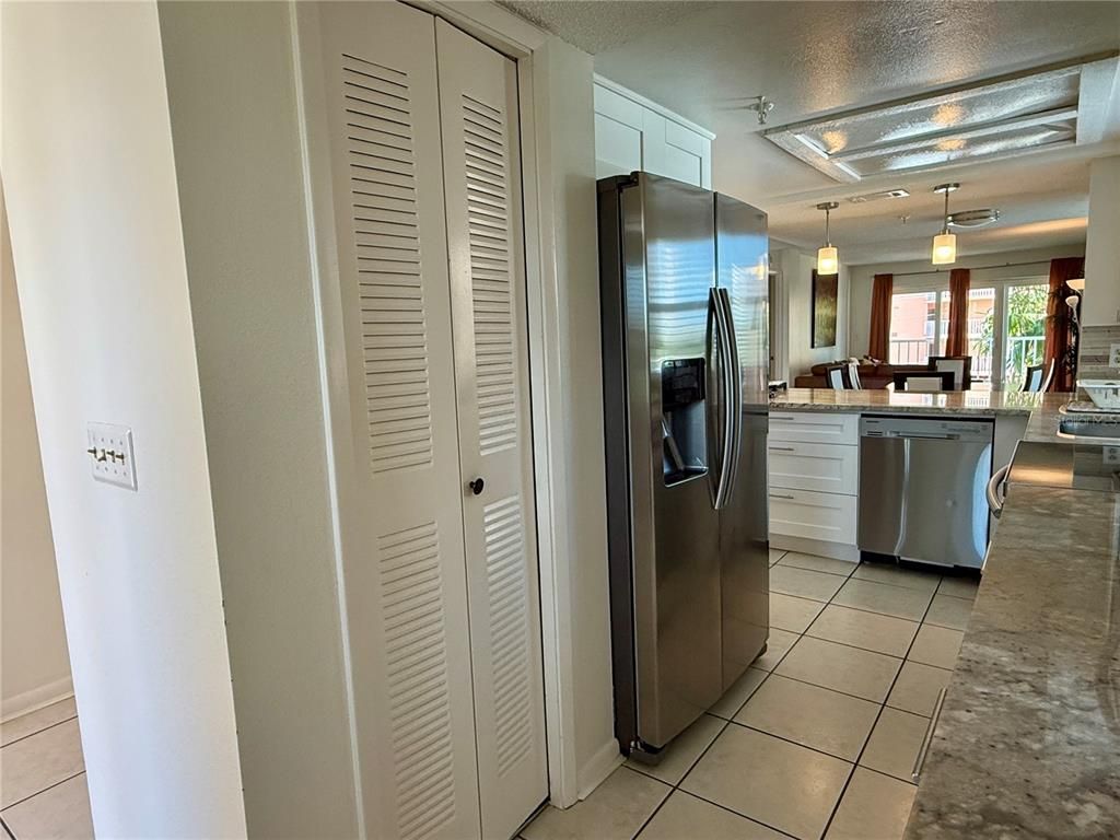 Dining room, Interior, Kitchen, Pendant Lights, Stainless Steel Appliances