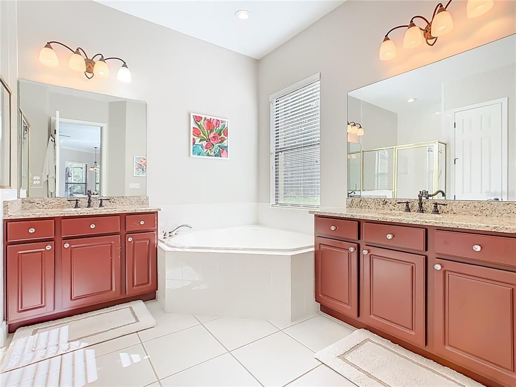 Bathroom, Dual Sink Vanities, Interior, Recessed Lighting