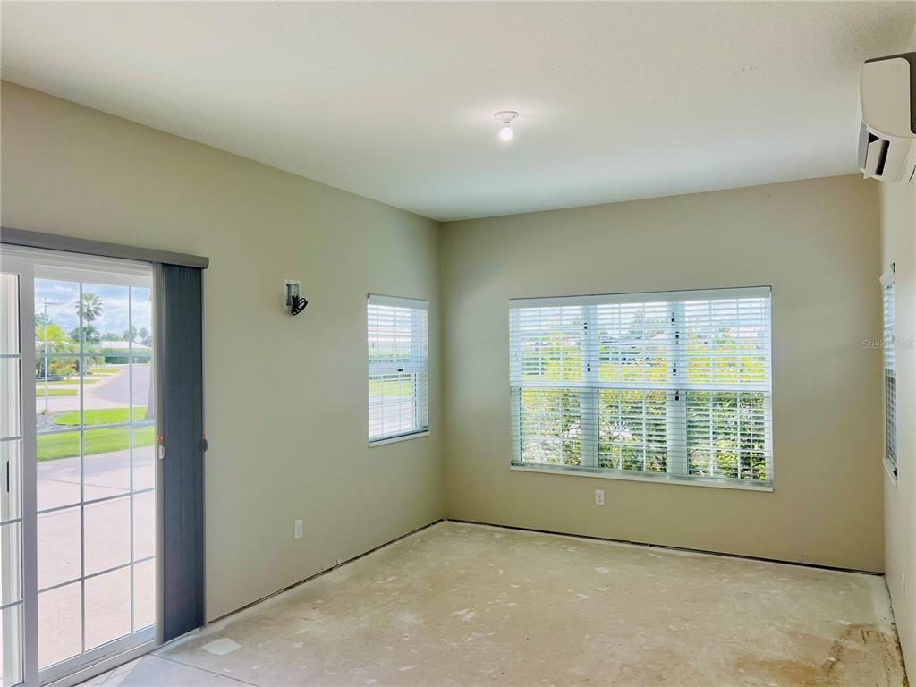 Empty room, Interior