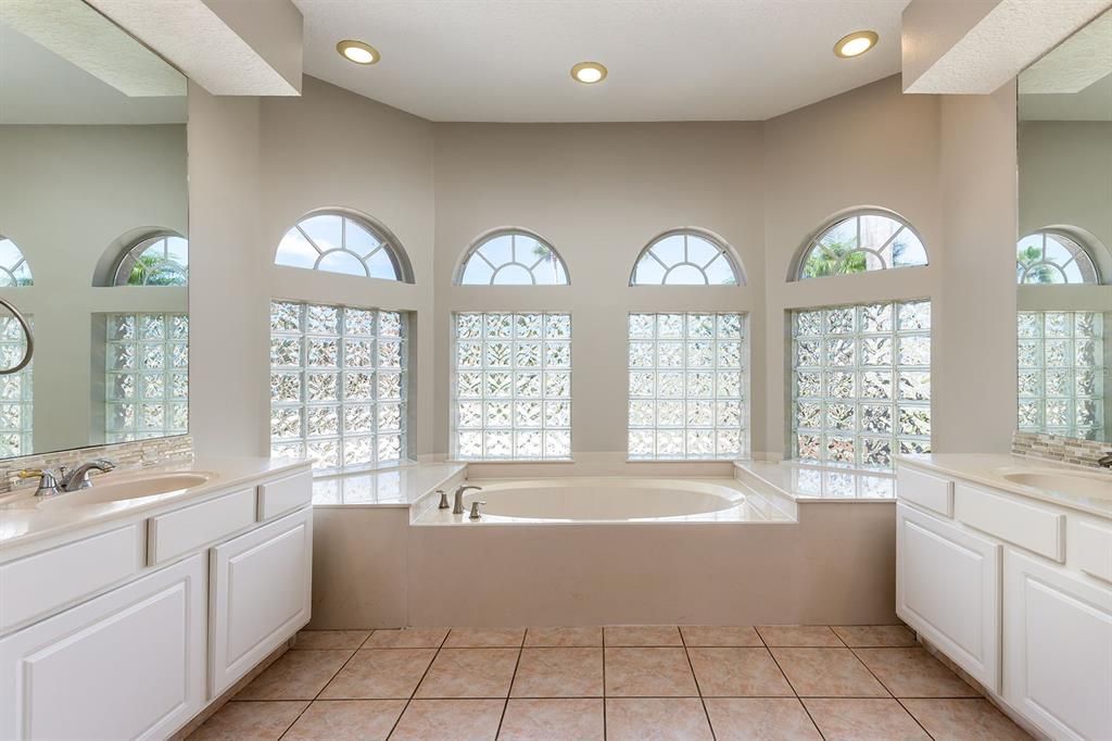 Bathroom, Dual Sink Vanities, Interior, Recessed Lighting