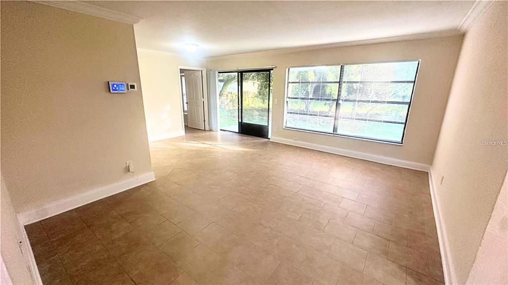 Empty room, Interior