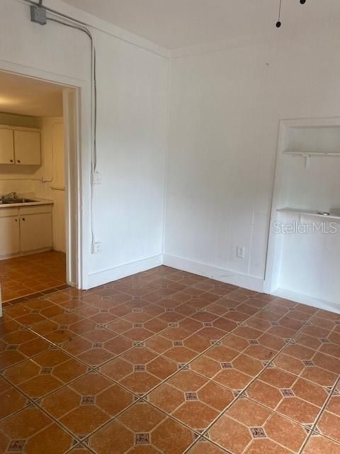 Empty room, Interior