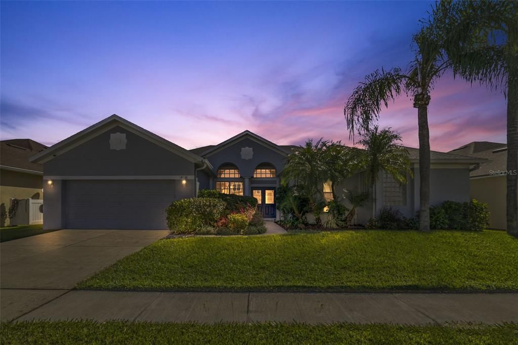 Attached, Exterior, Facade, American Craftsman