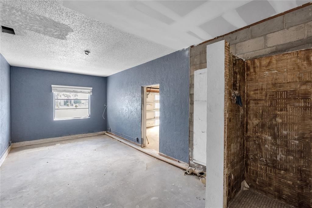Empty room, Interior