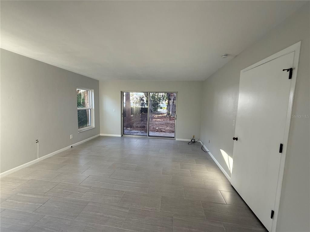 Empty room, Interior