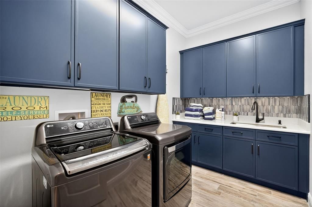 Interior, Washer, Wood Texture Flooring