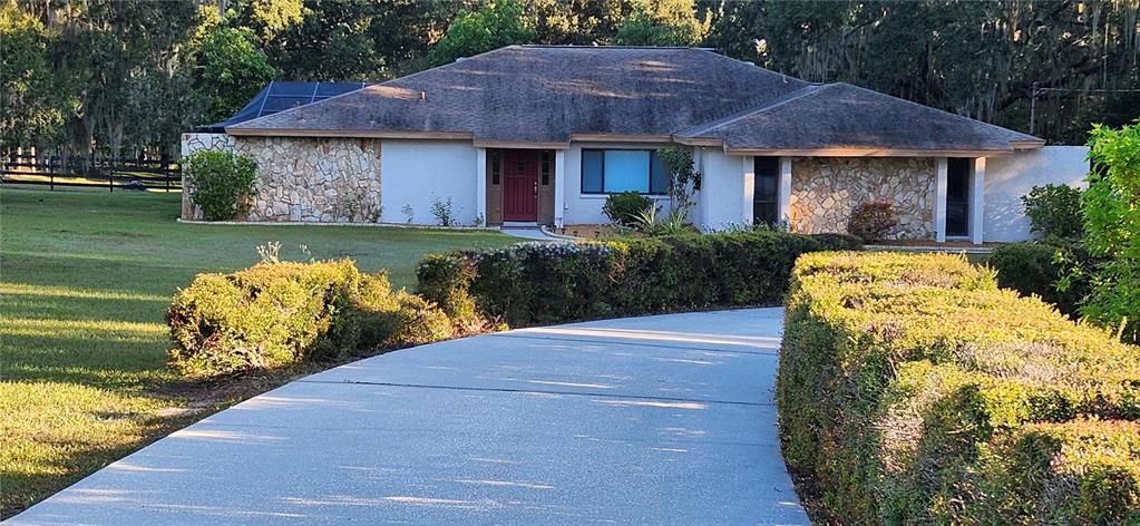 Exterior, Facade, Ranch