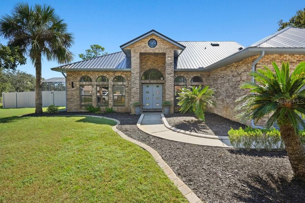 Backyard, Exterior, Facade, Brick Facade, Brick Traditional