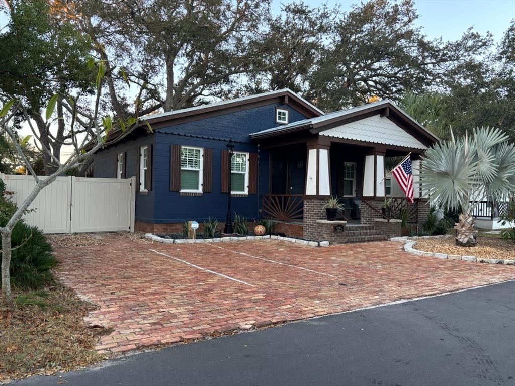 Exterior, Facade, Ranch