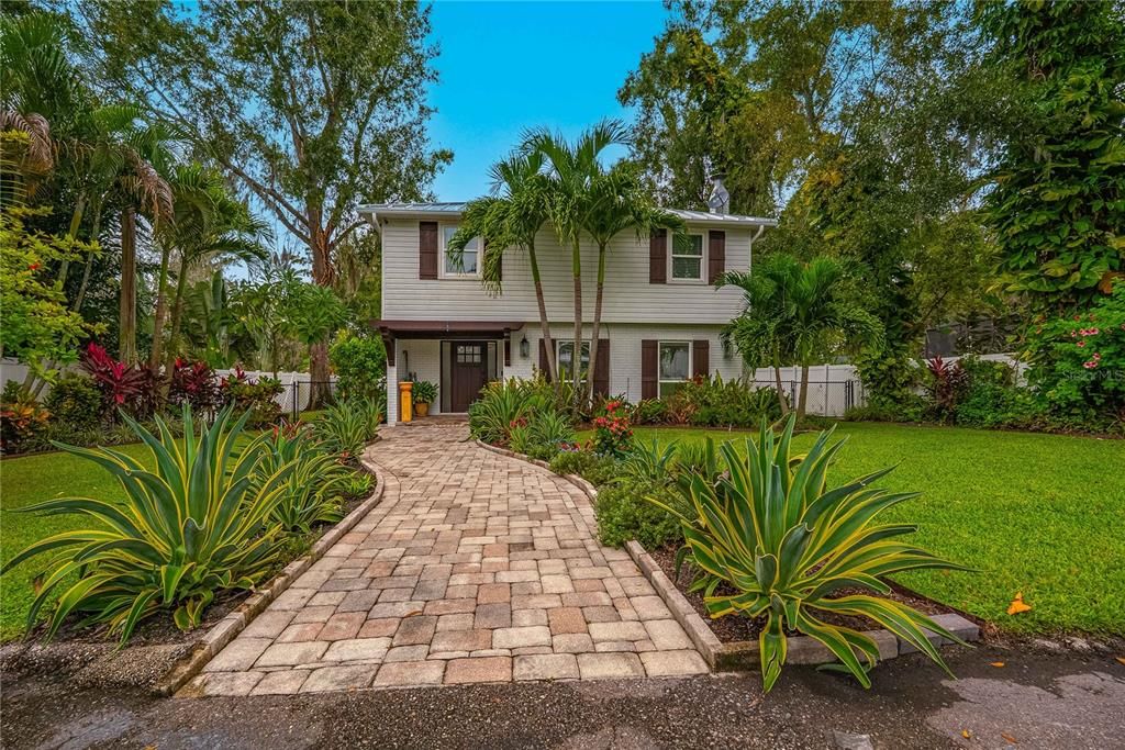 Exterior, Facade, Split Level