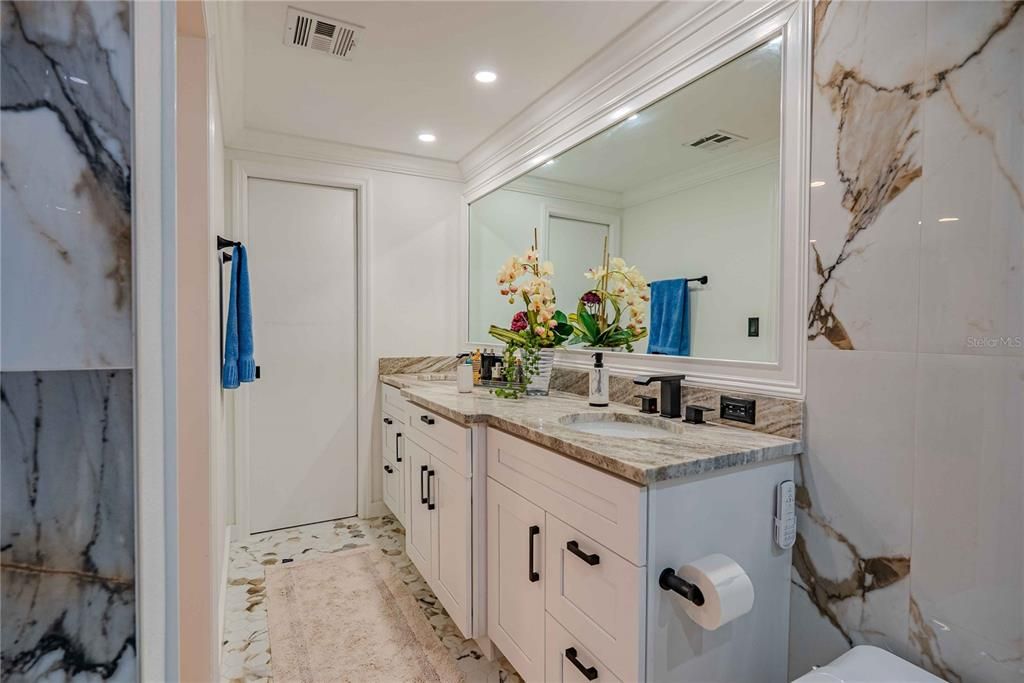 Bathroom, Dual Sink Vanities, Interior, Recessed Lighting