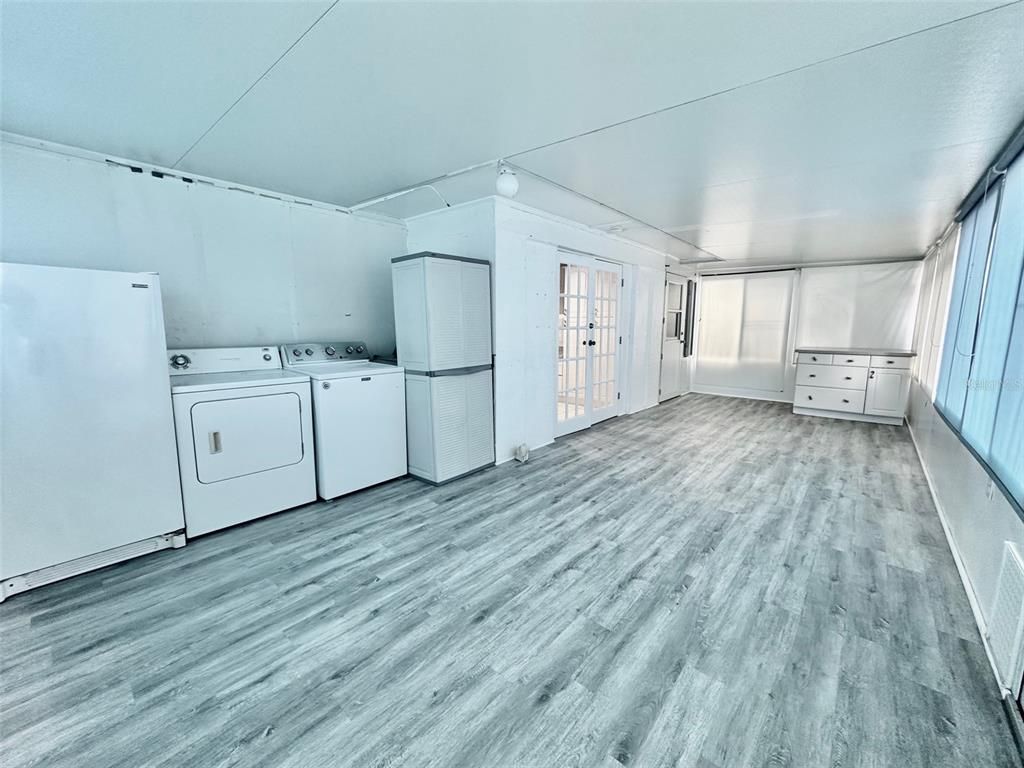Interior, Washer, Wood Texture Flooring