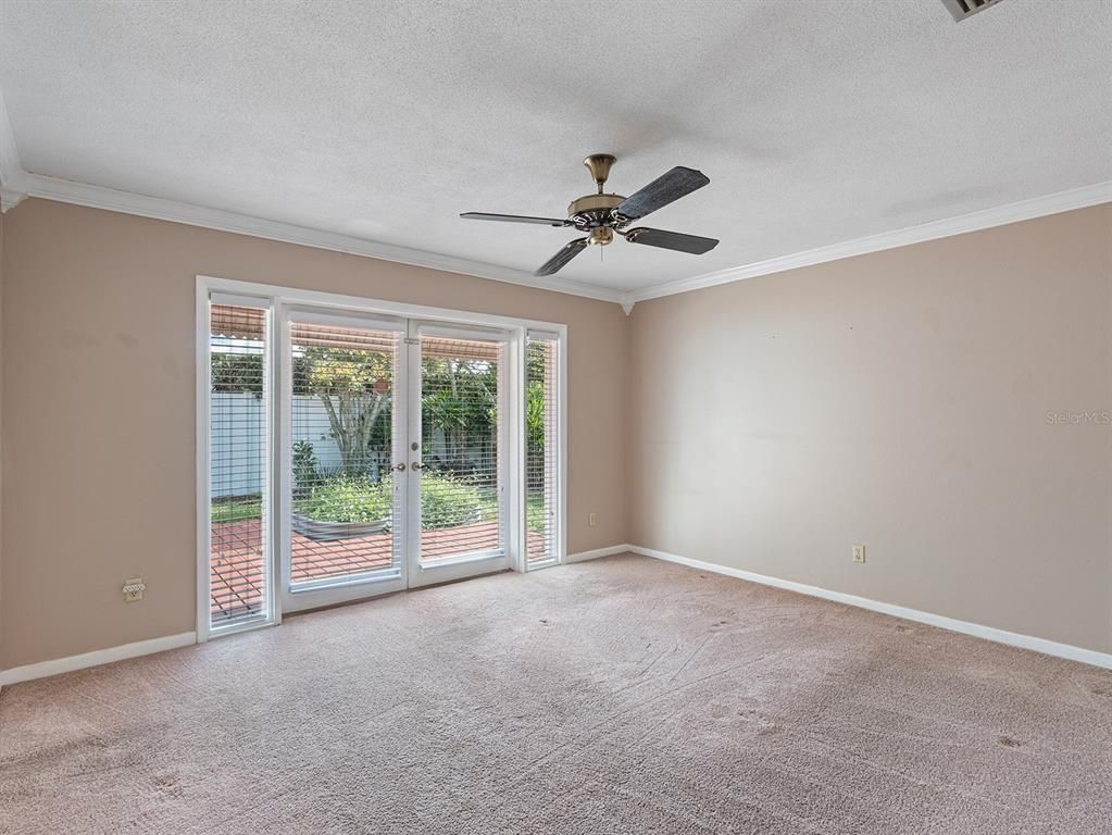 Empty room, Interior