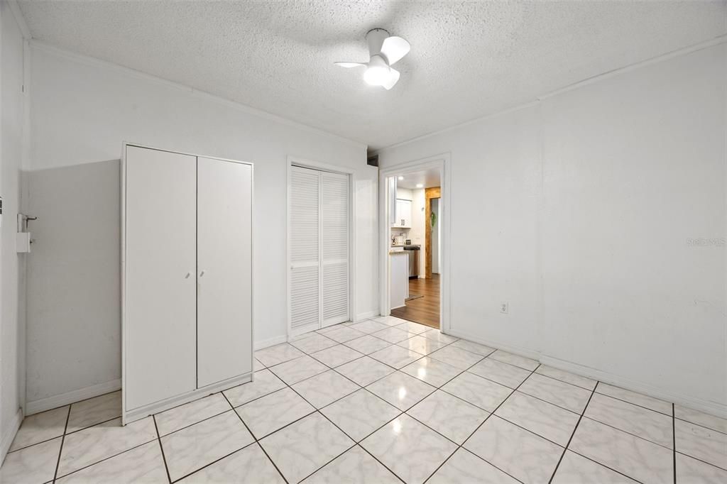 Empty room, Interior