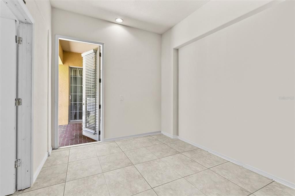 Empty room, Interior