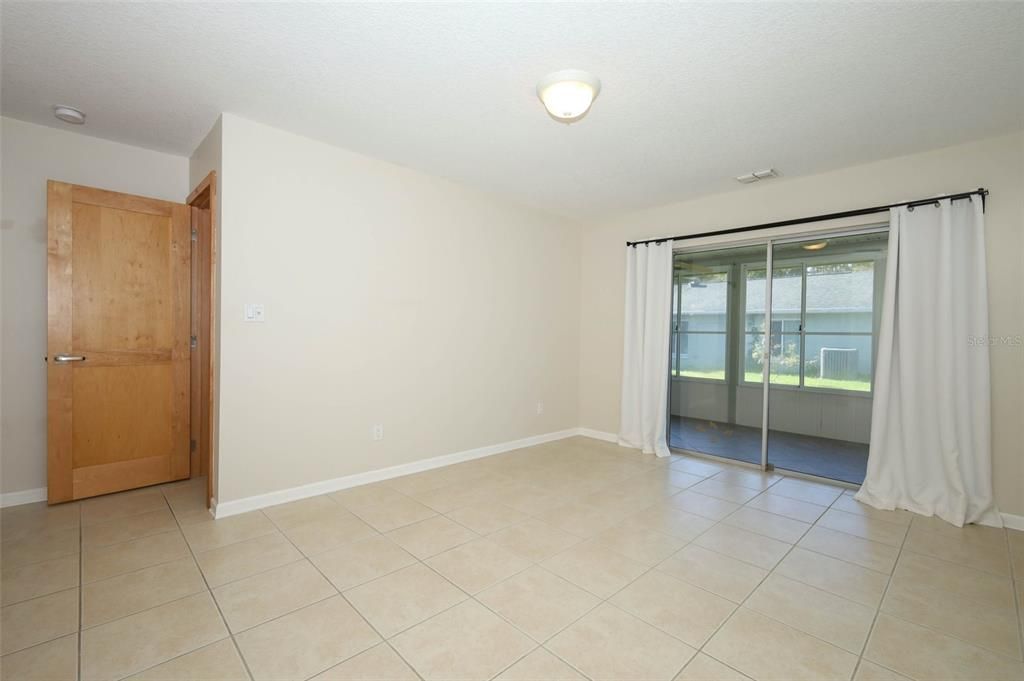 Empty room, Interior