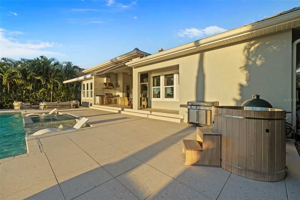 Exterior, Outdoor Kitchen, Pool