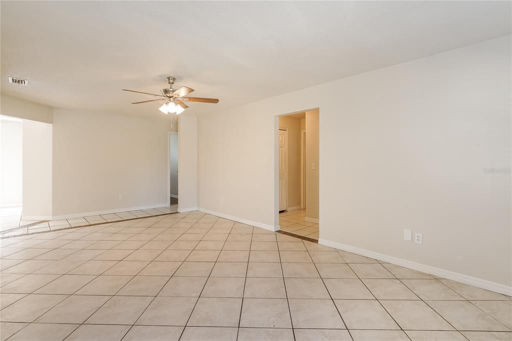 Empty room, Interior