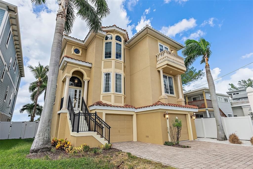 Attached, Exterior, Facade, Mediterranean