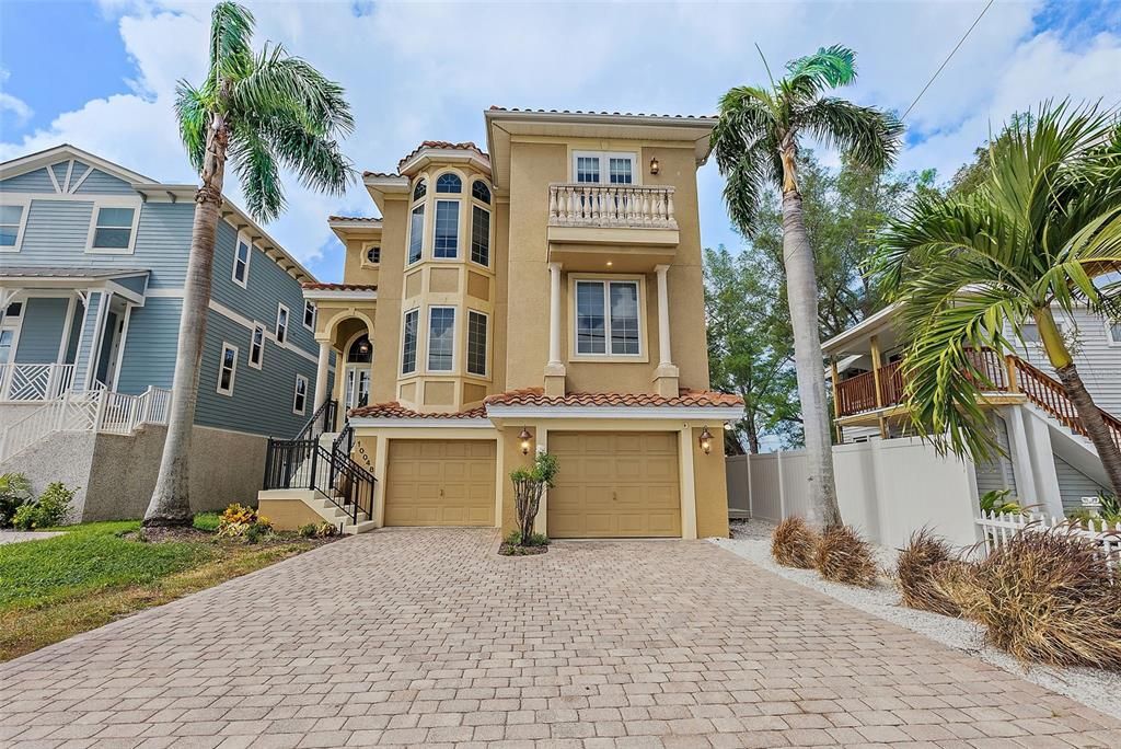 Attached, Exterior, Facade, Mediterranean
