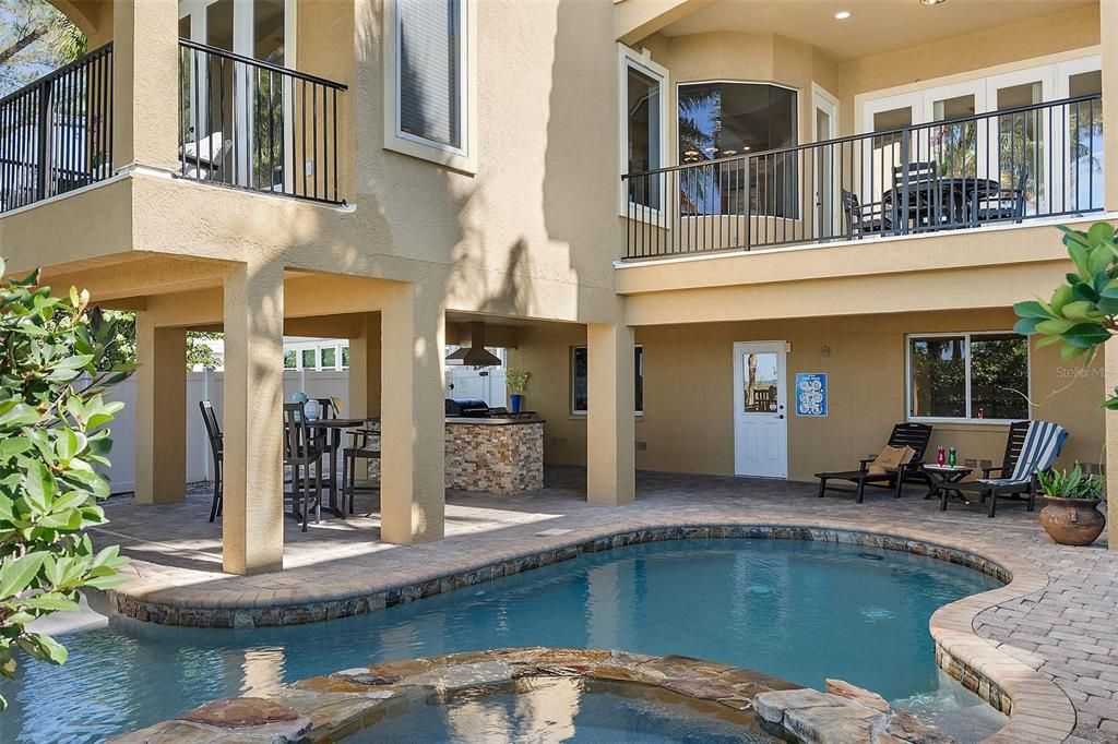 Exterior, Outdoor Kitchen, Pool