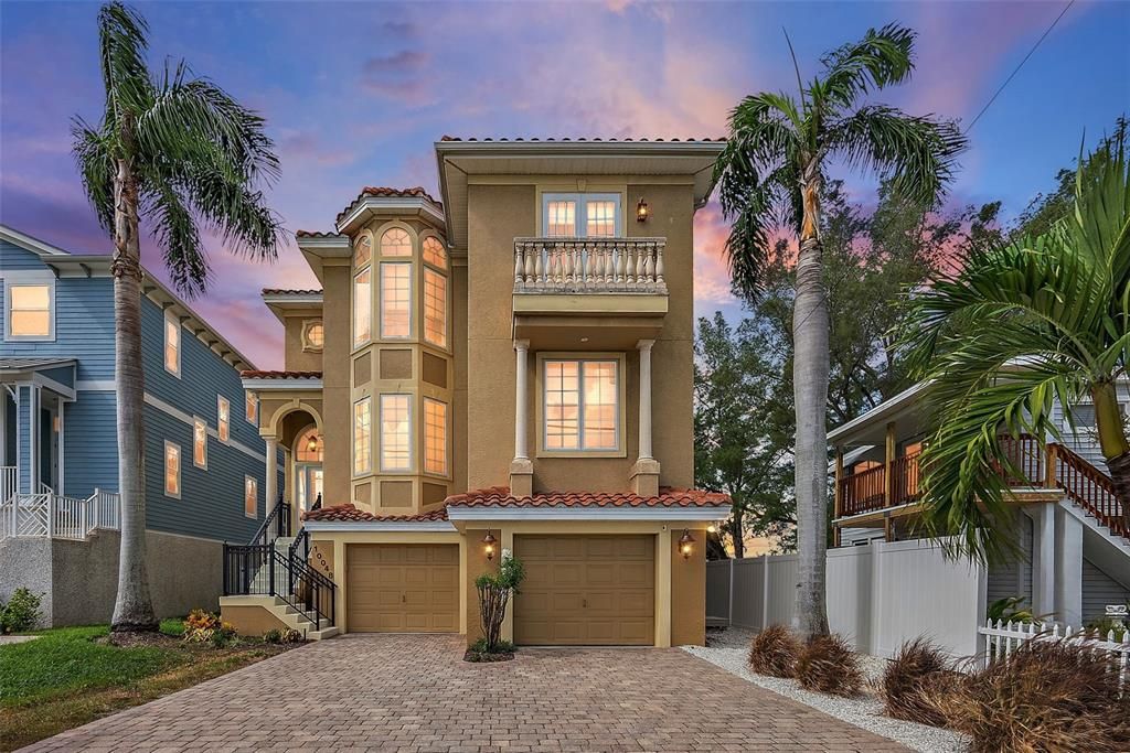 Attached, Exterior, Facade, Mediterranean
