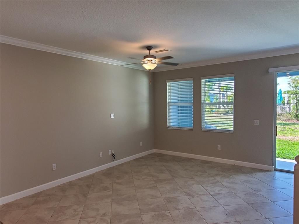 Empty room, Interior