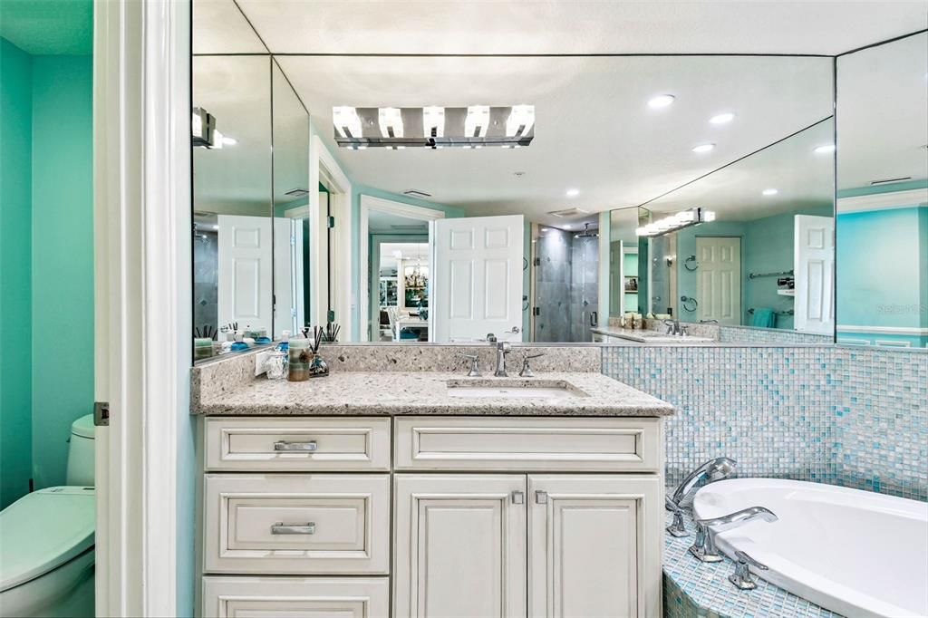 Bathroom, Dual Sink Vanities, Interior, Recessed Lighting