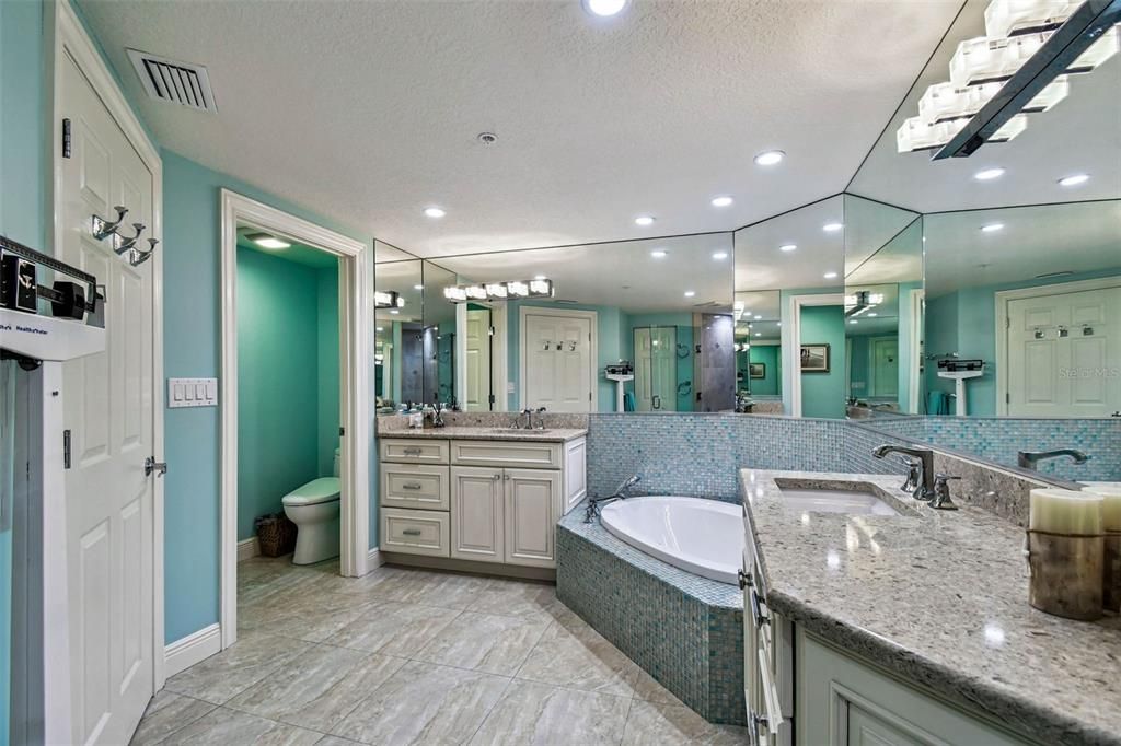 Bathroom, Dual Sink Vanities, Interior, Recessed Lighting