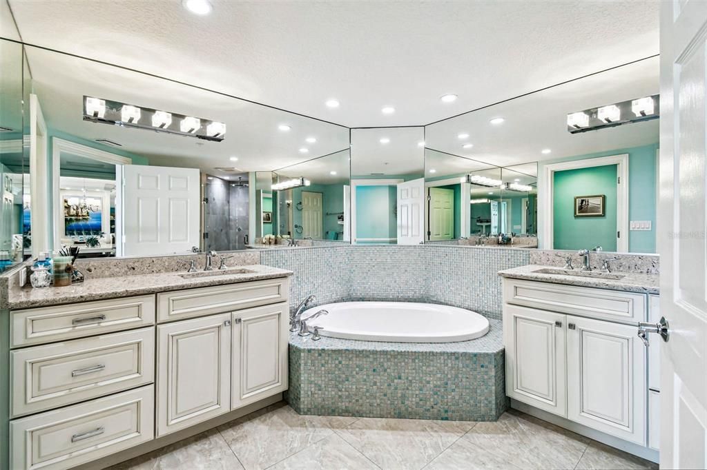 Bathroom, Dual Sink Vanities, Interior, Recessed Lighting