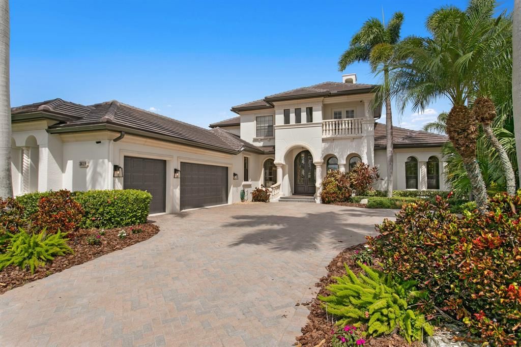 Attached, Exterior, Facade, Mediterranean