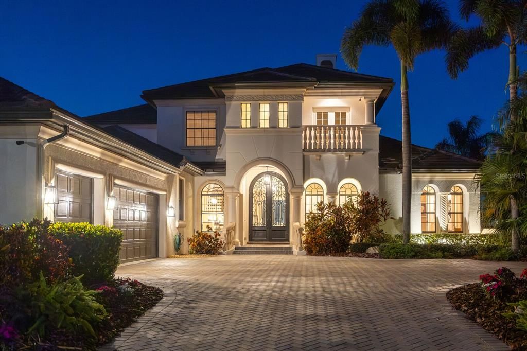 Attached, Exterior, Facade, Mediterranean