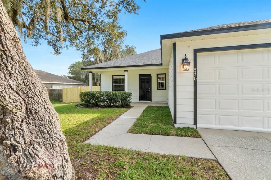 Attached, Exterior, Facade, Ranch