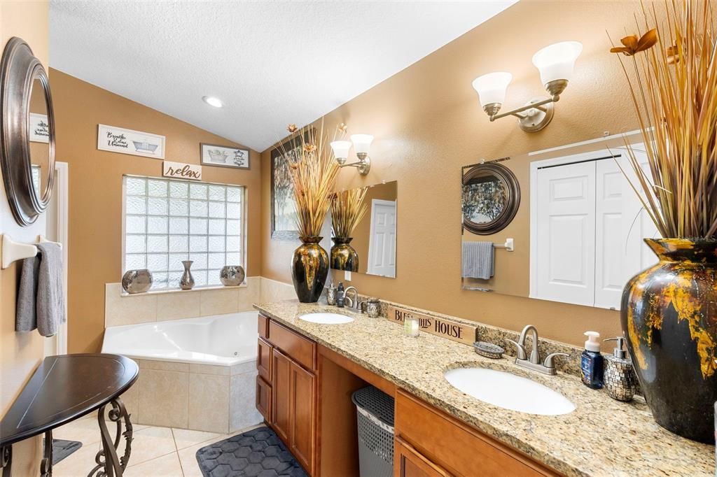Bathroom, Dual Sink Vanities, Interior, Recessed Lighting