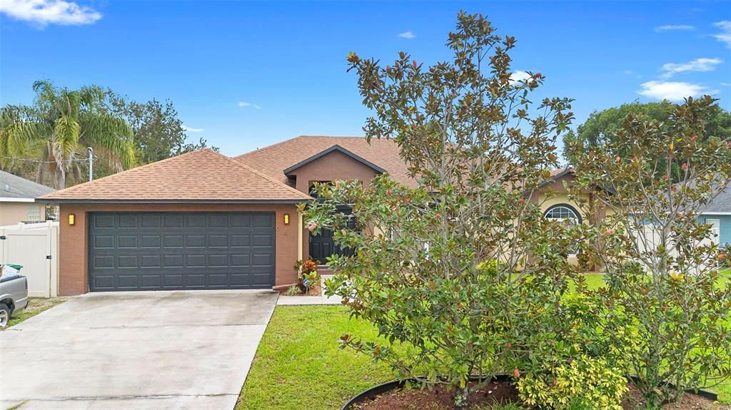 Attached, Exterior, Facade, Ranch