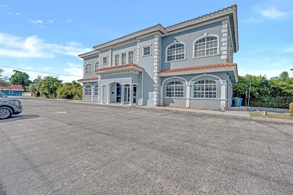 Attached, Exterior, Facade, Mediterranean