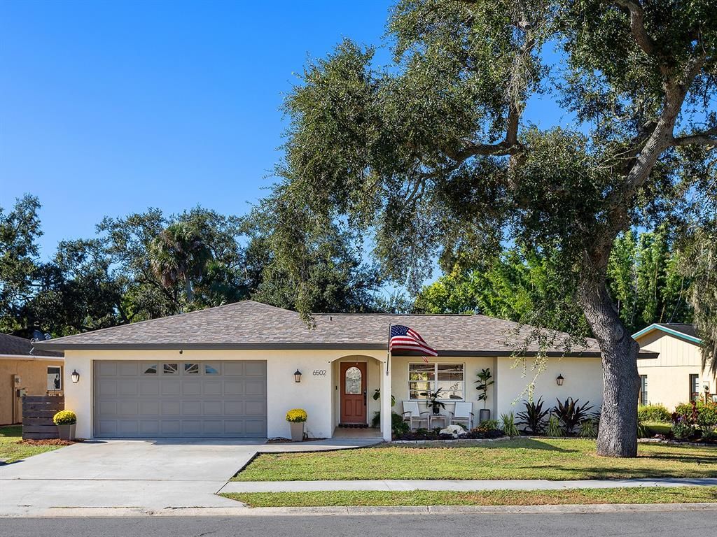 Attached, Exterior, Facade, Ranch